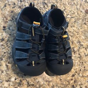 Boy keen sandals size 1